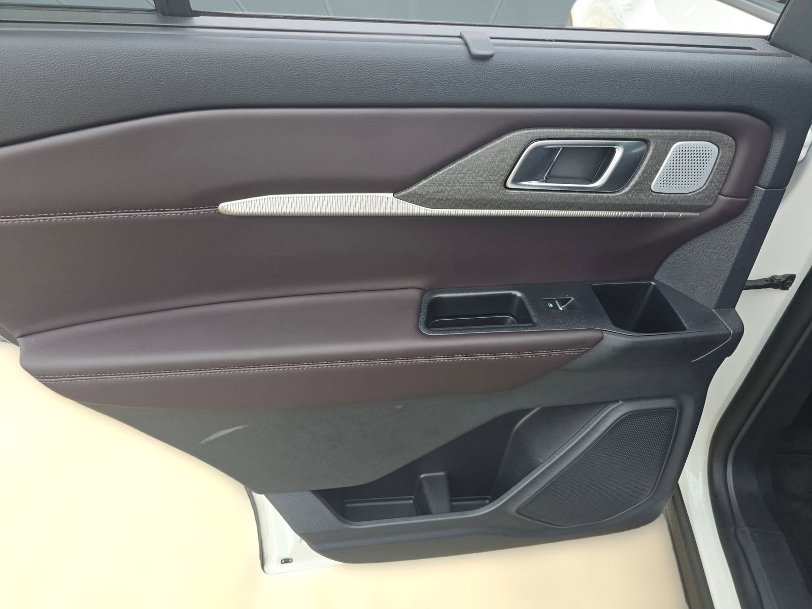 Used 2025 Ford Explorer Platinum image 27