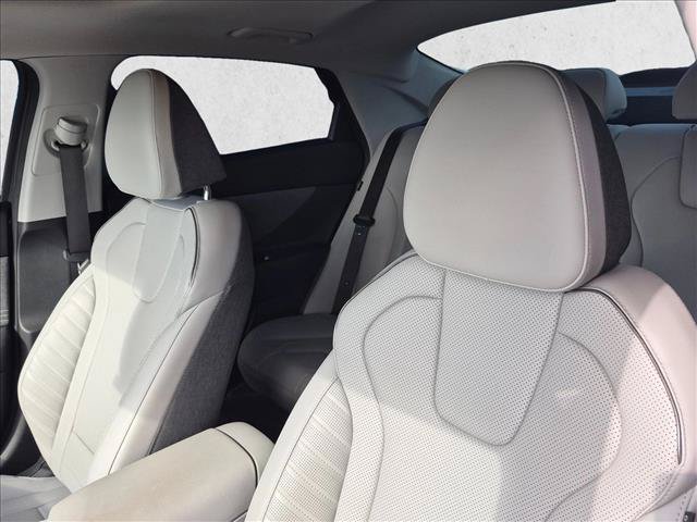 Used 2025 Hyundai Elantra Limited FWD image 10