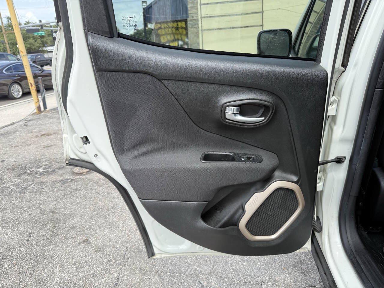Used 2016 Jeep Renegade Latitude FWD image 20