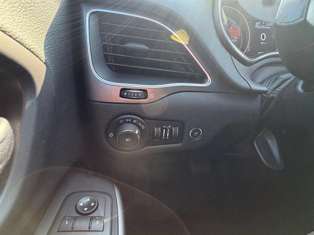 Used 2019 Jeep Cherokee Latitude Plus AWD/4WD image 17