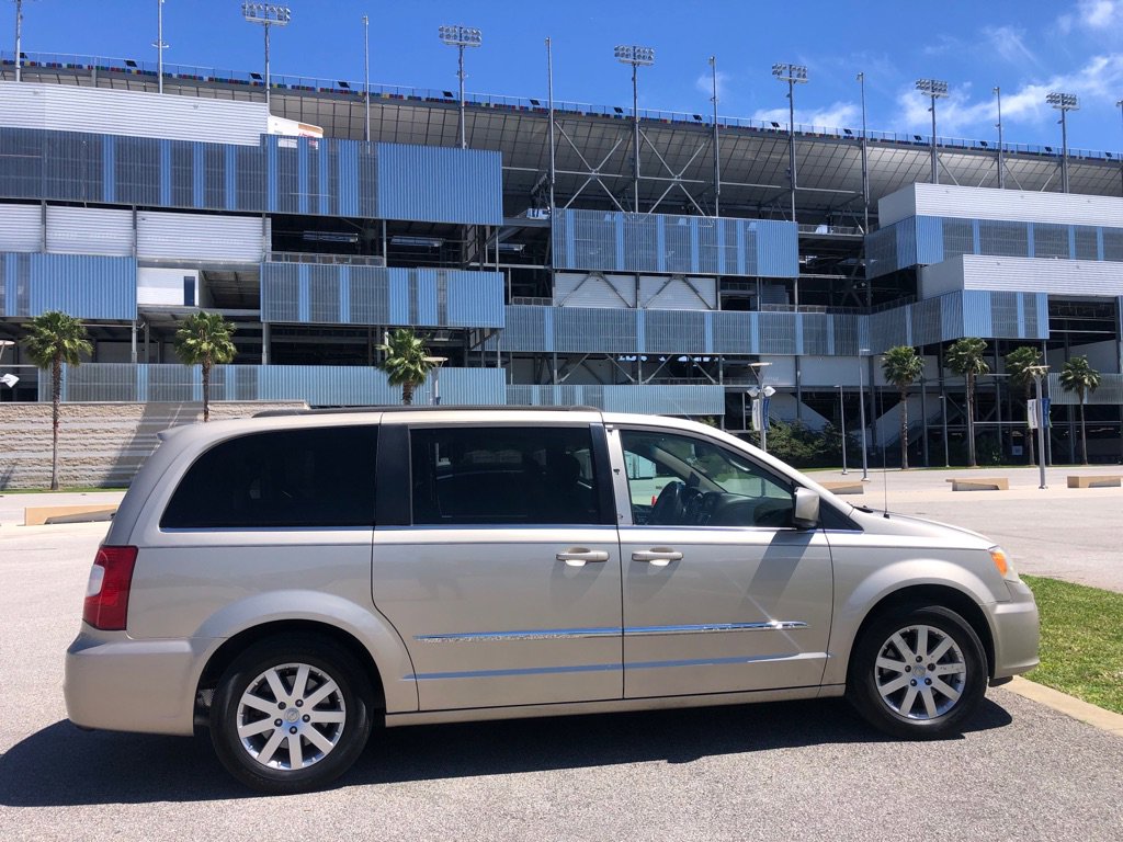 Used 2014 Chrysler Town & Country Touring FWD image 16