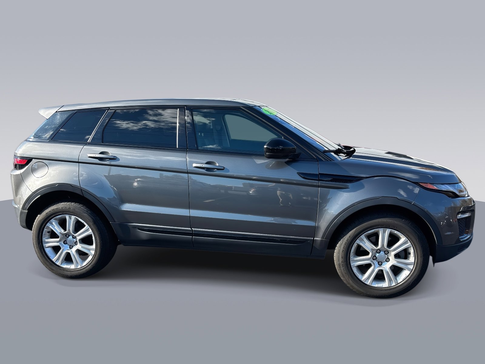 Used 2018 Land Rover Range Rover Evoque SE image 2