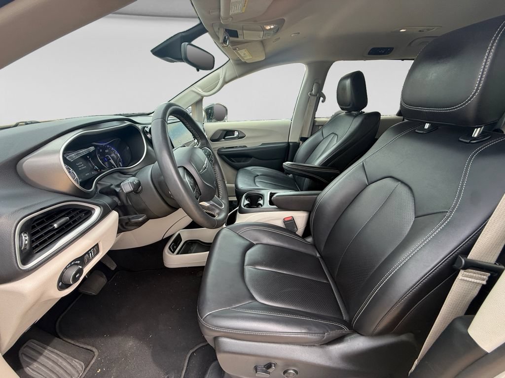 Used 2024 Chrysler Pacifica Touring-L FWD image 20