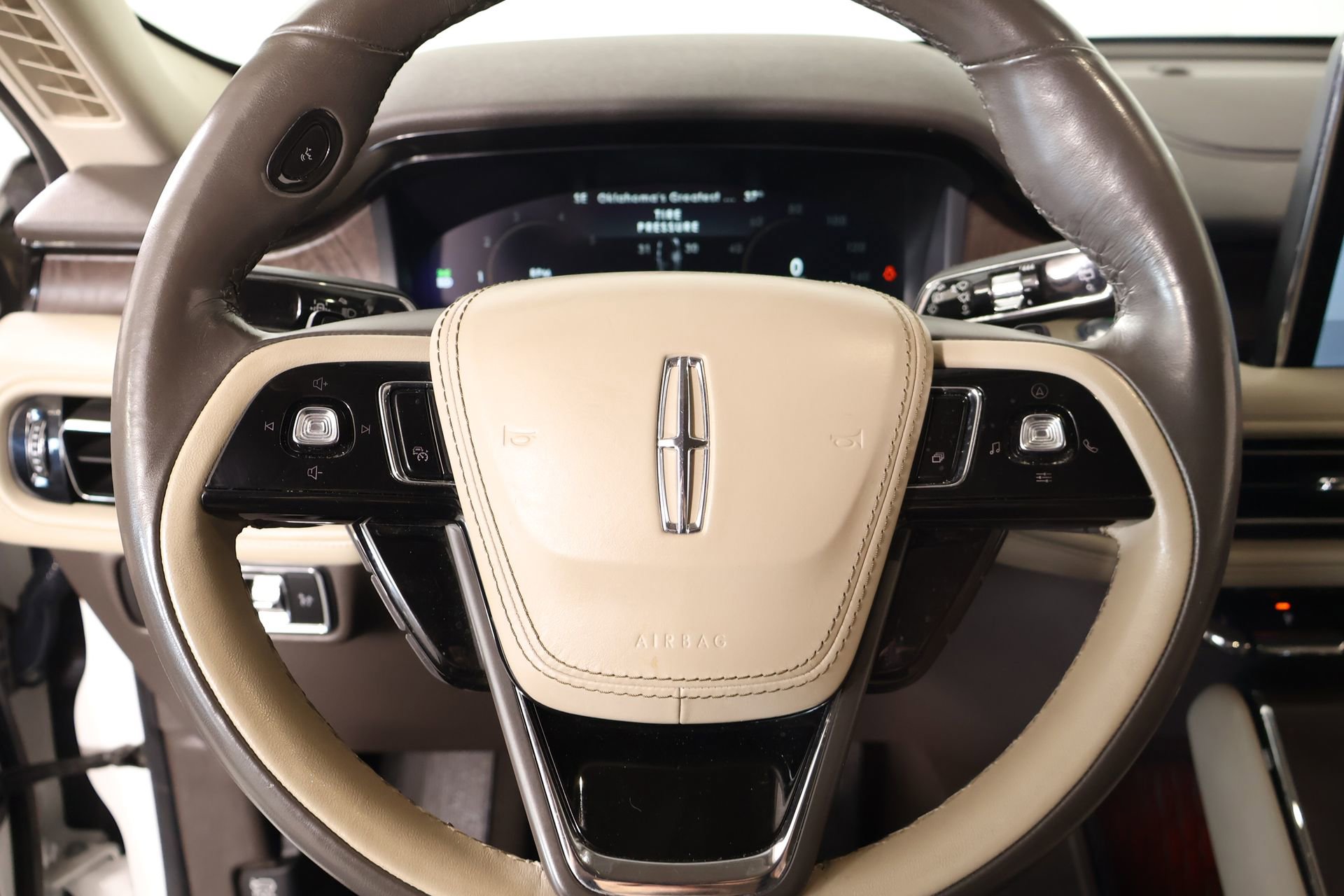 Used 2022 Lincoln Aviator Reserve w/ Elements Package Plus AWD/4WD image 3
