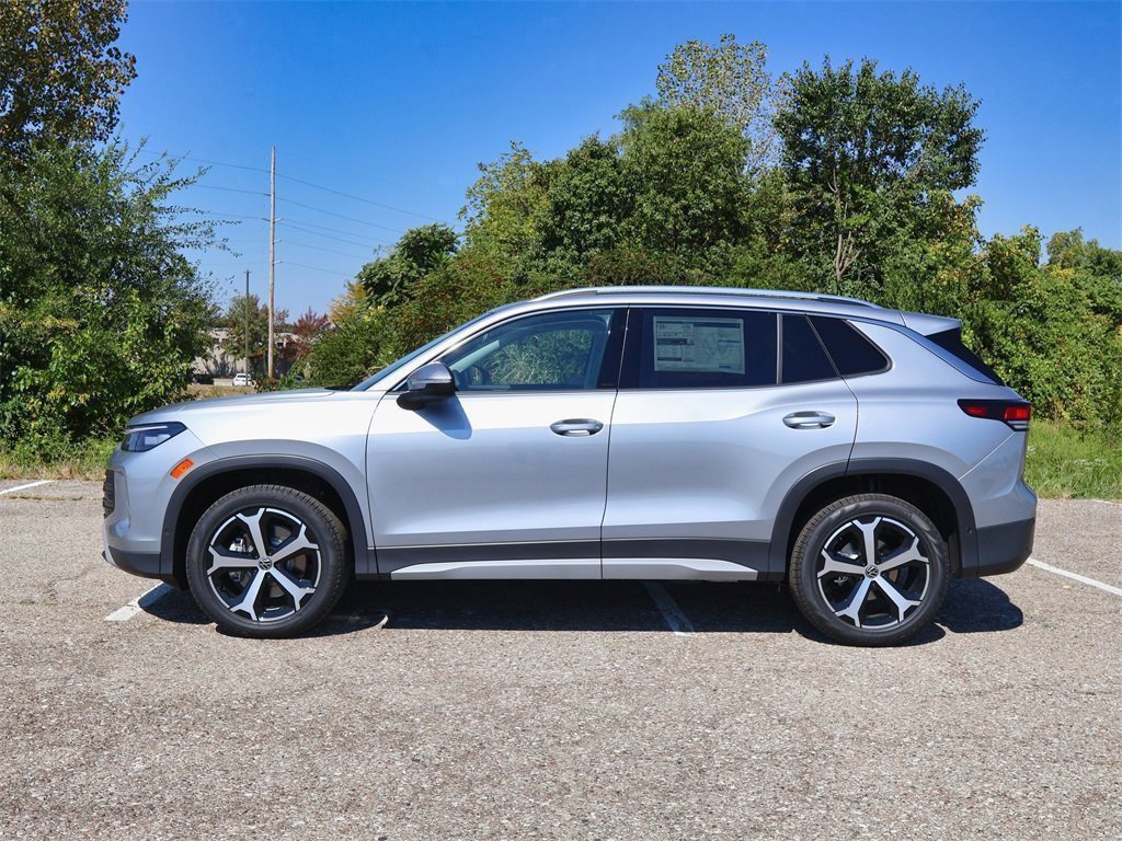 New 2025 Volkswagen Tiguan SE image 2