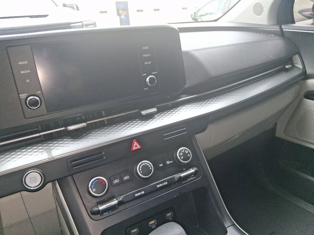 Used 2023 Kia Carnival LX FWD image 17