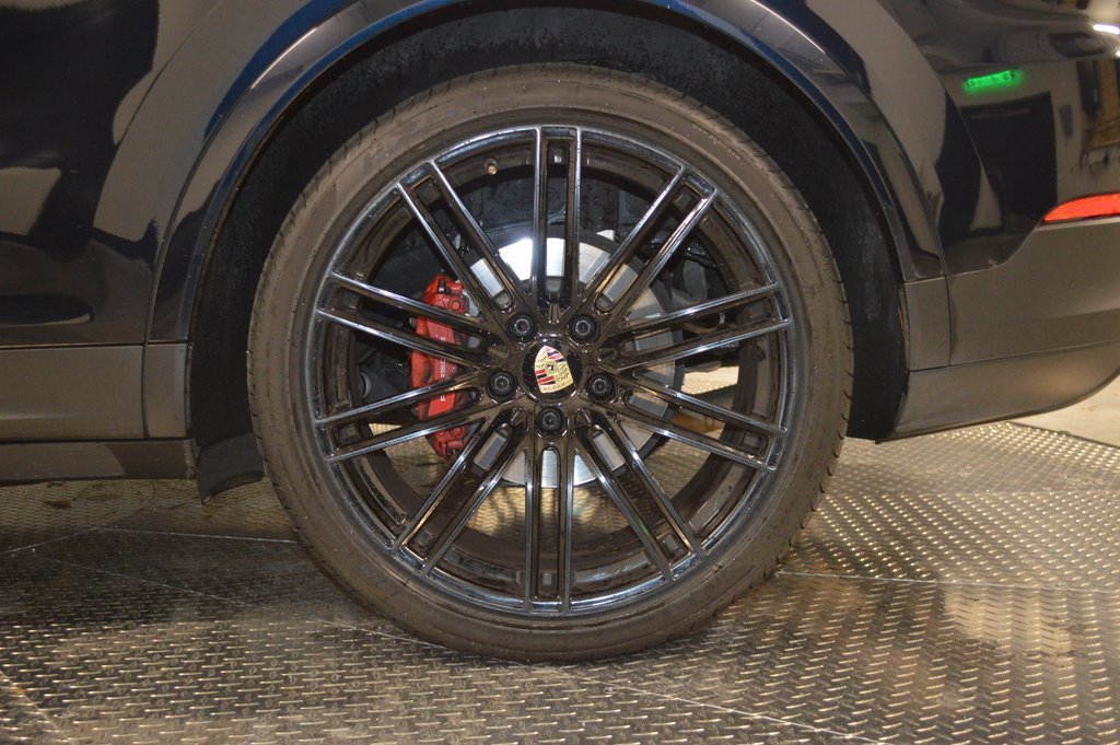 Certified 2023 Porsche Cayenne Platinum Edition image 14