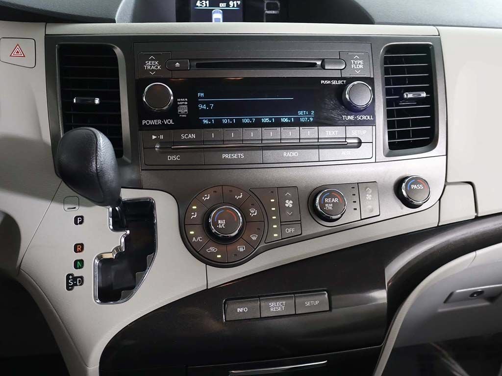 Used 2011 Toyota Sienna LE w/ Towing Pkg FWD image 36