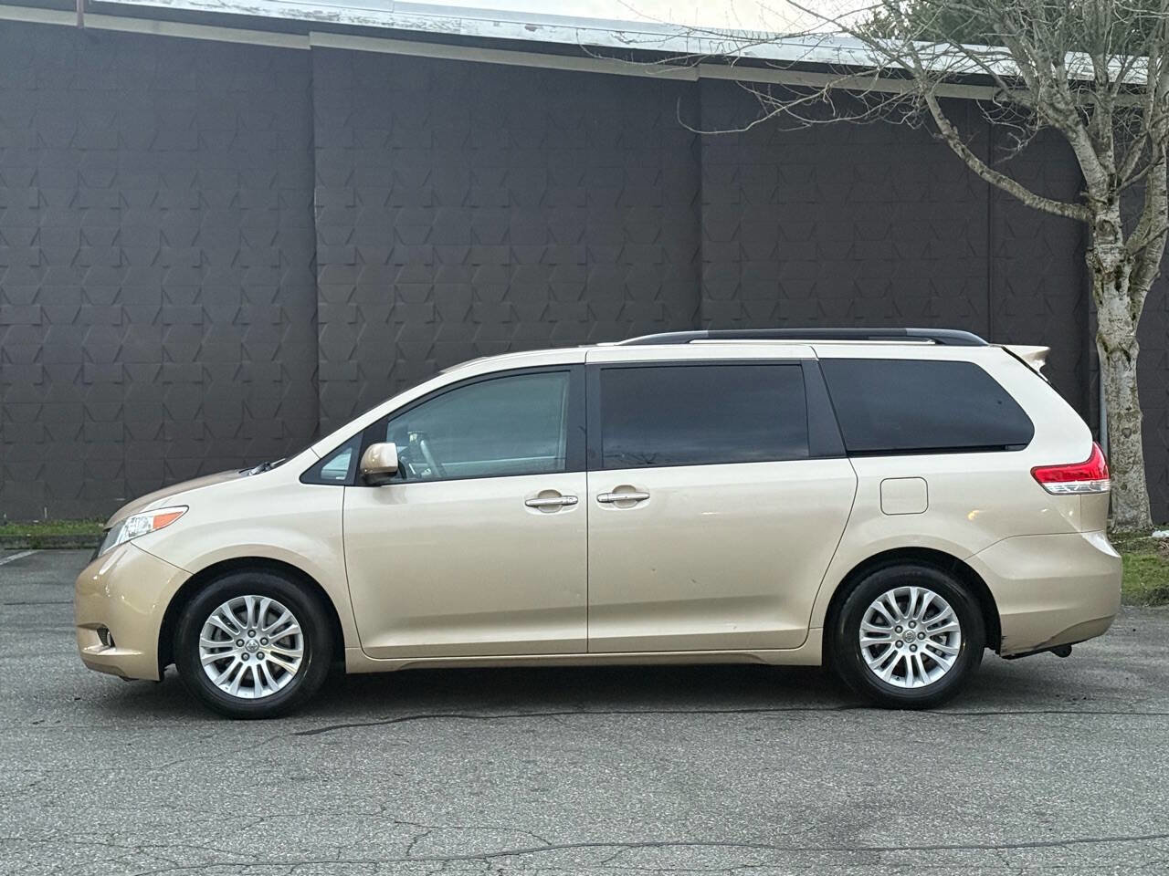 Used 2014 Toyota Sienna XLE FWD image 5