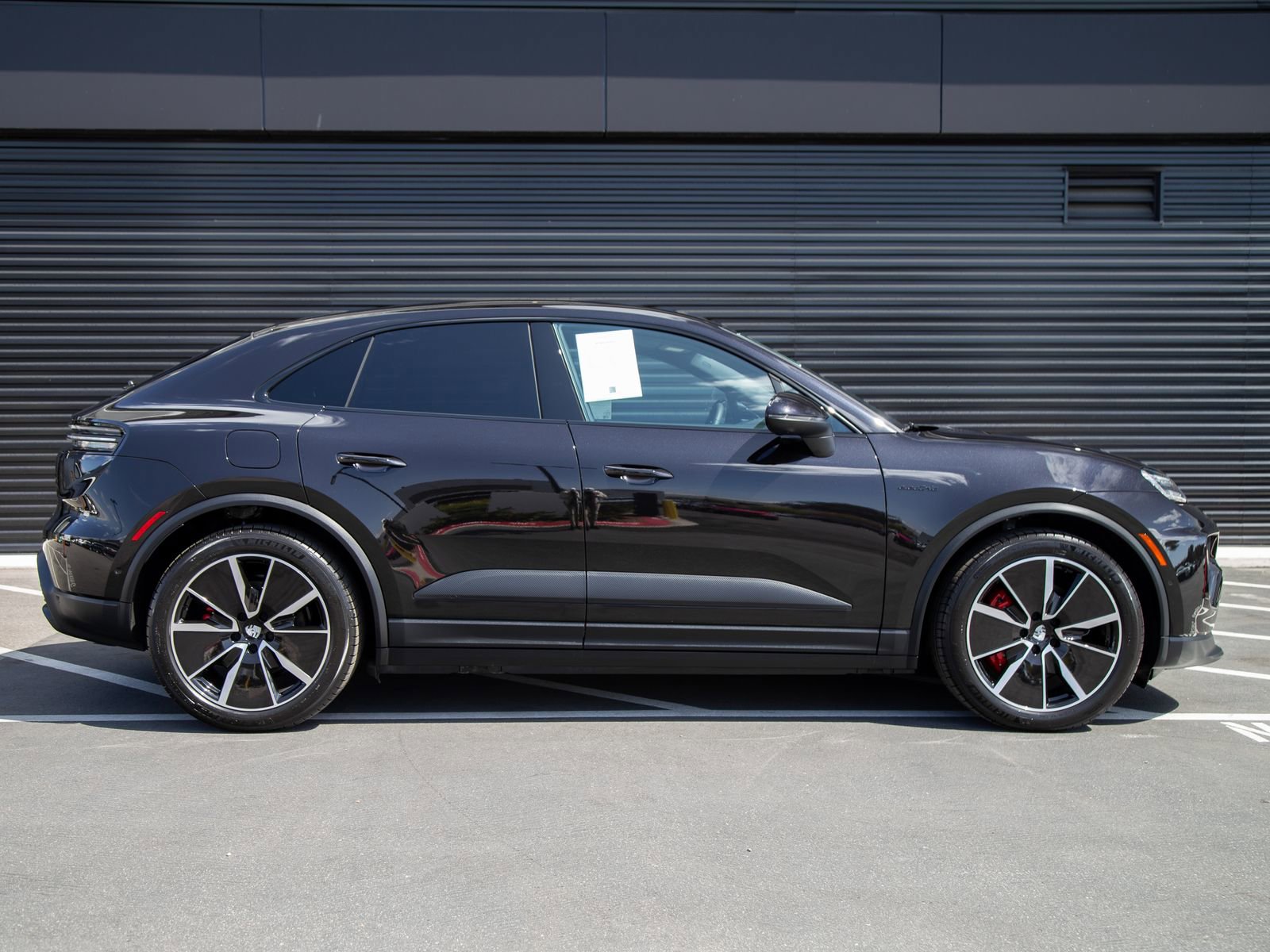 Used 2025 Porsche Macan 4S Electric AWD/4WD image 8