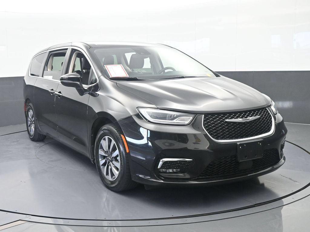 Used 2023 Chrysler Pacifica Touring-L FWD image 9