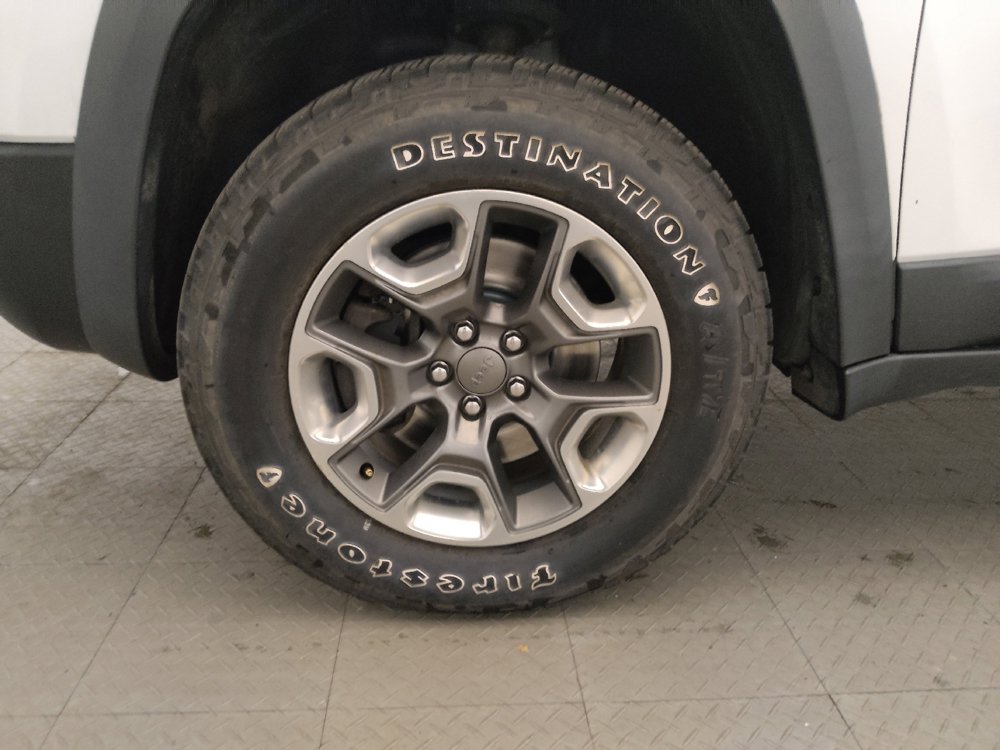 Used 2019 Jeep Cherokee Trailhawk AWD/4WD image 31