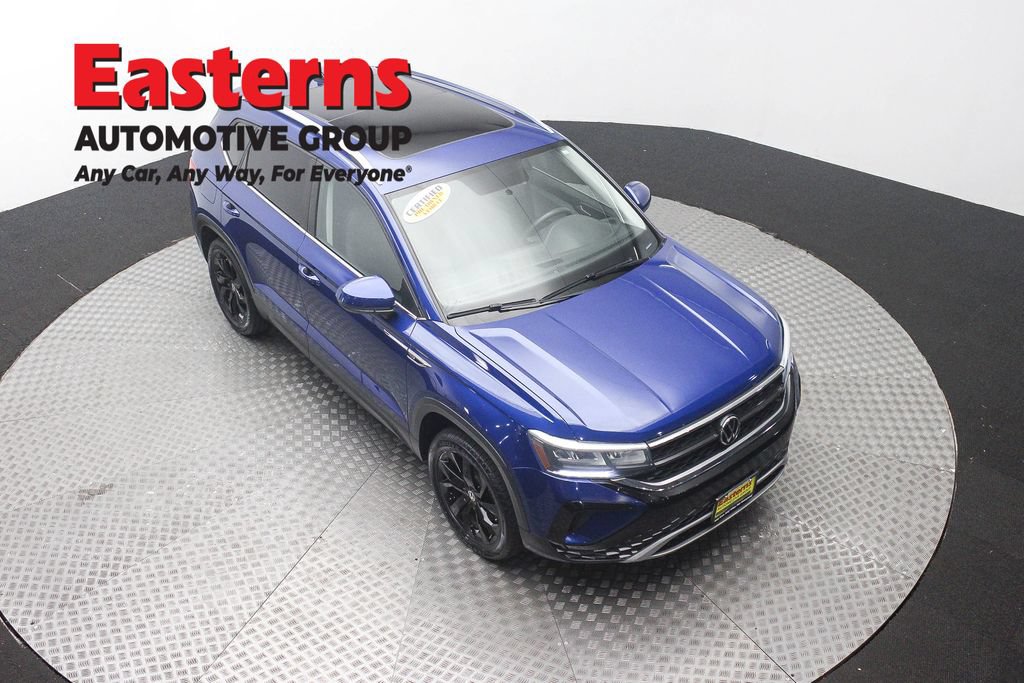 Used 2022 Volkswagen Taos SE w/ Panoramic Sunroof Package FWD image 3