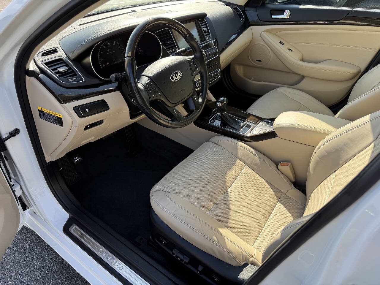 Used 2015 Kia Cadenza Premium w/ Luxury Package FWD image 8