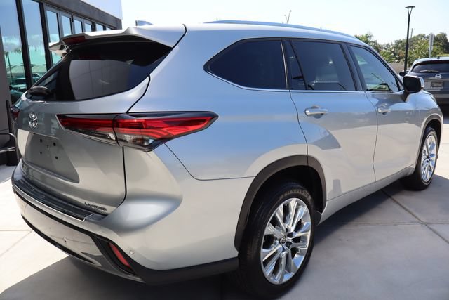 Used 2020 Toyota Highlander Limited FWD image 3