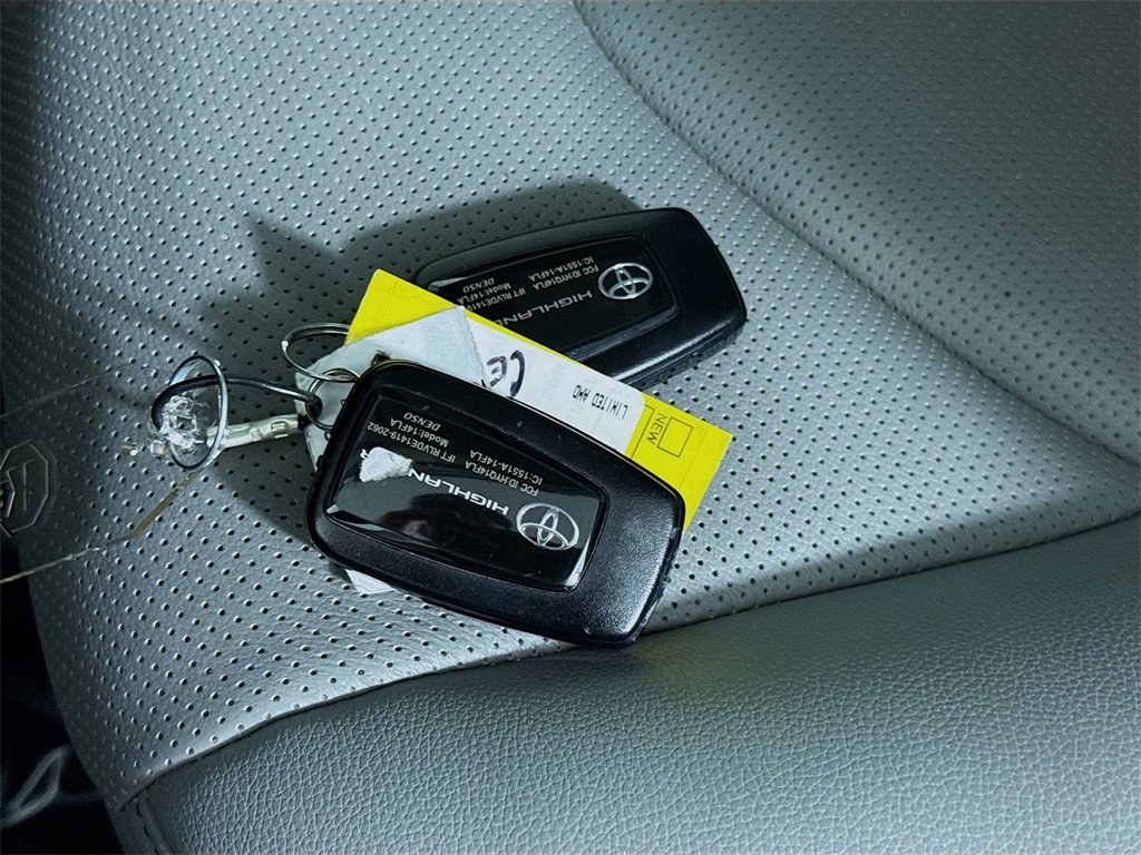 Used 2023 Toyota Highlander Limited image 34