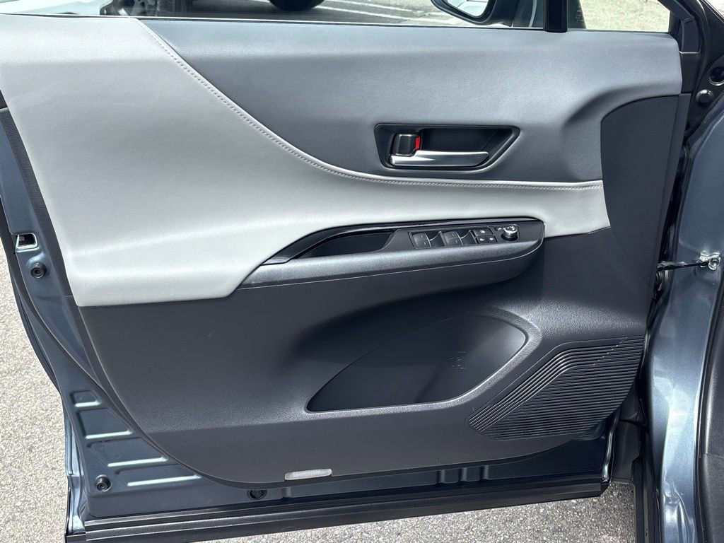 Used 2023 Toyota Venza LE image 13