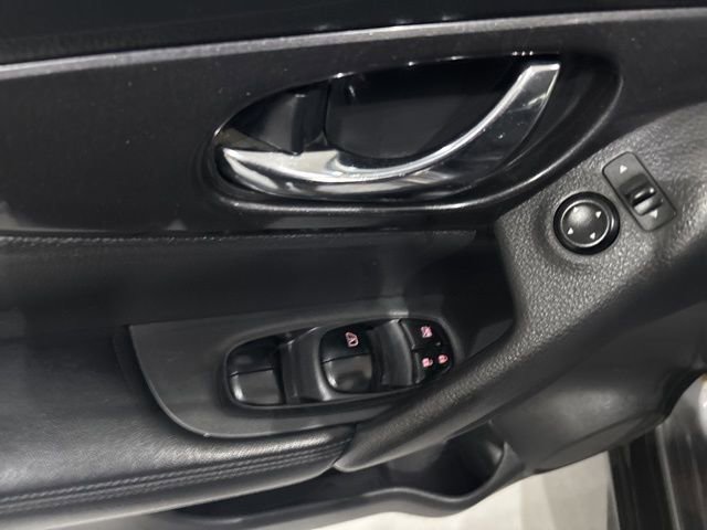 Used 2017 Nissan Rogue S image 11