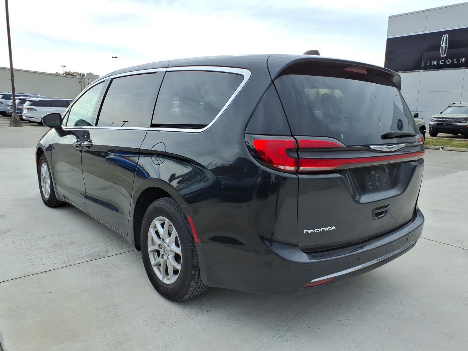 Used 2023 Chrysler Pacifica Touring-L image 3