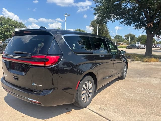 Used 2023 Chrysler Pacifica Touring-L FWD image 5