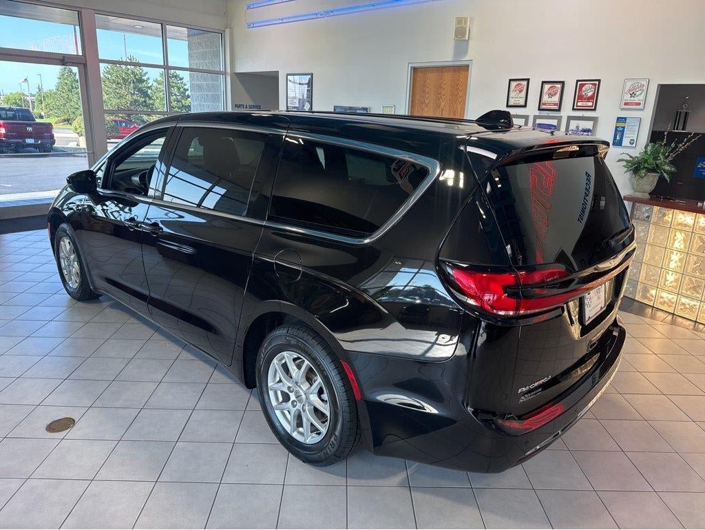 Used 2025 Chrysler Pacifica Select FWD image 11