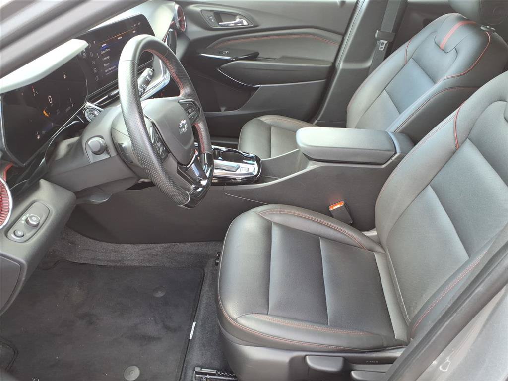 Used 2024 Chevrolet Trax RS w/ Sunroof Package FWD image 12