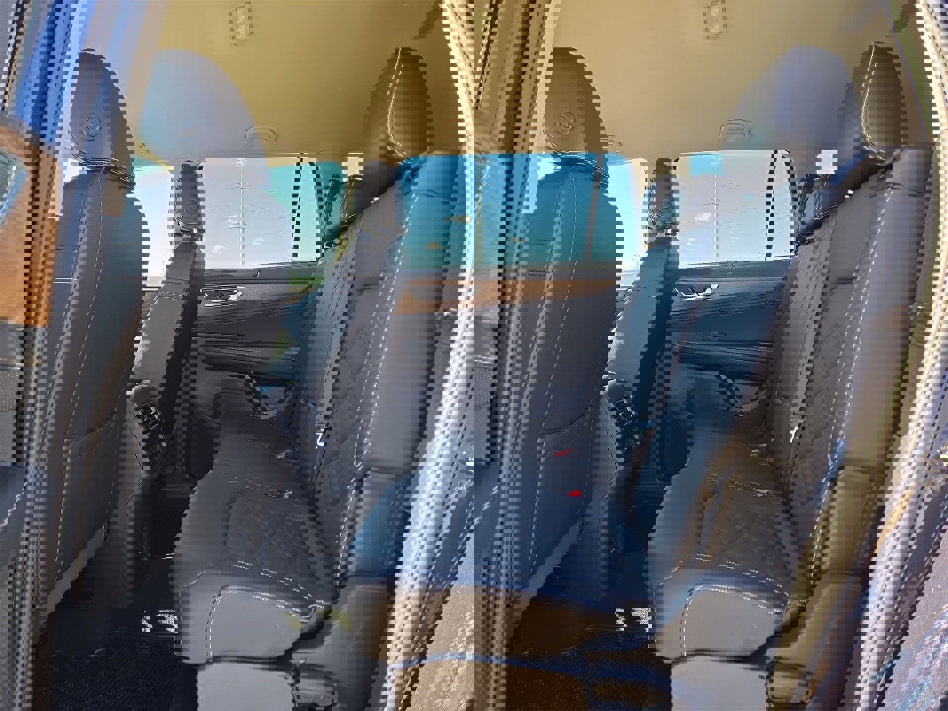 Used 2025 Volkswagen Atlas SE image 13