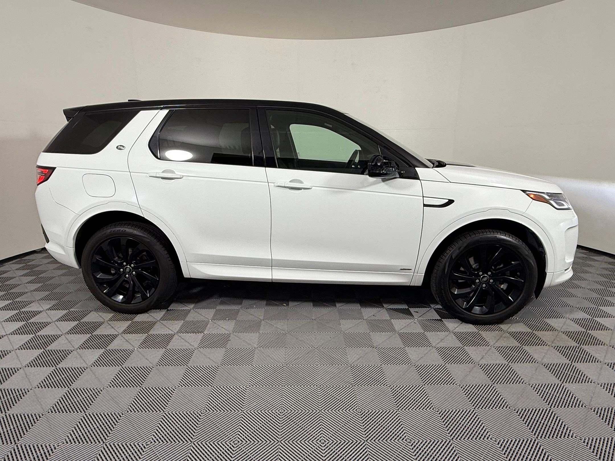 Used 2020 Land Rover Discovery Sport SE R-Dynamic AWD/4WD image 9