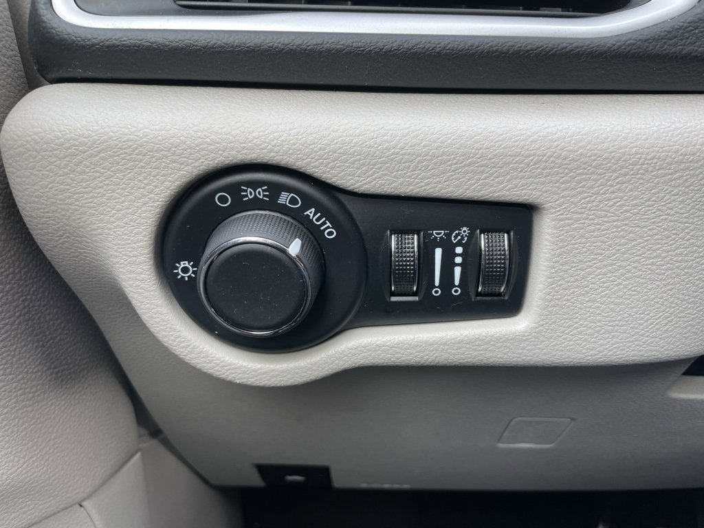 Used 2024 Chrysler Voyager LX image 45