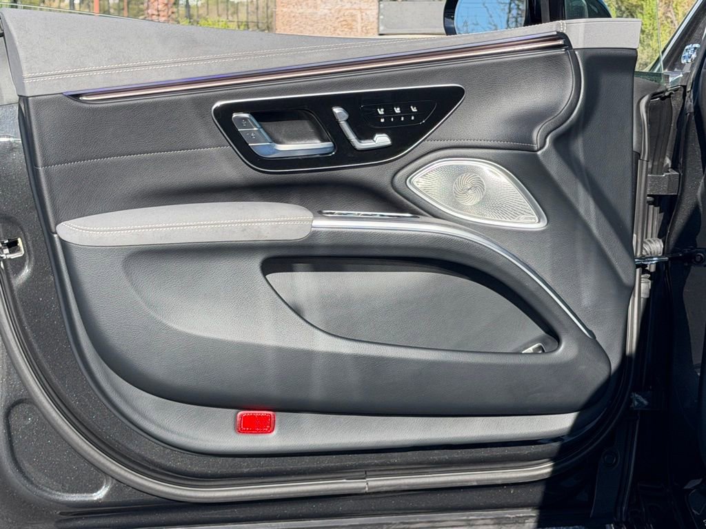 Used 2025 Mercedes-Benz EQS 580 4MATIC Sedan image 17