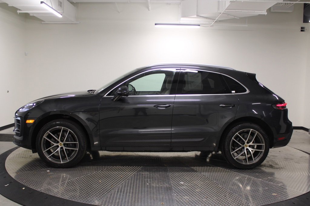 Certified 2022 Porsche Macan image 2