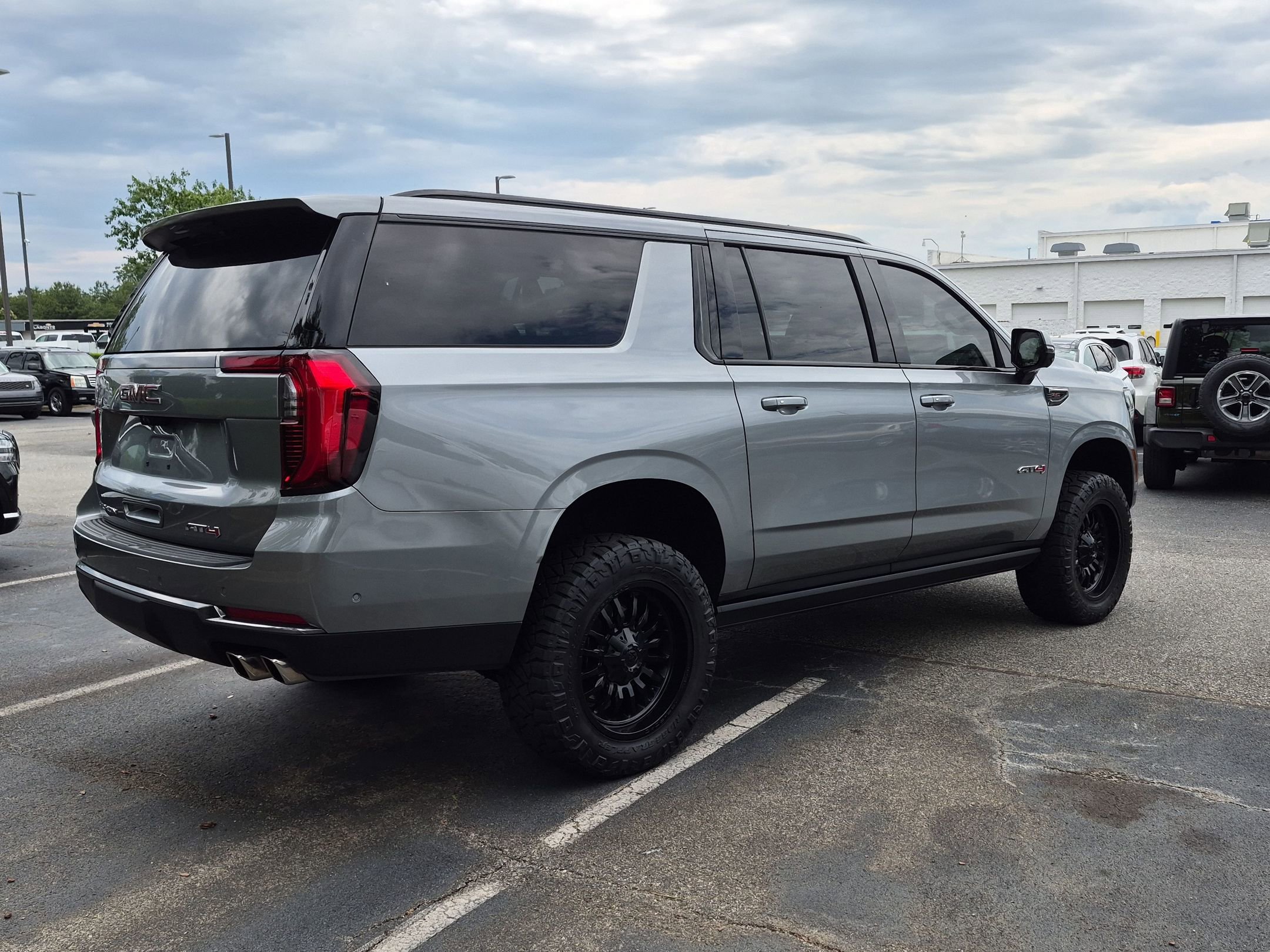 Used 2025 GMC Yukon XL AT4 w/ AT4 Premium Package AWD/4WD image 10