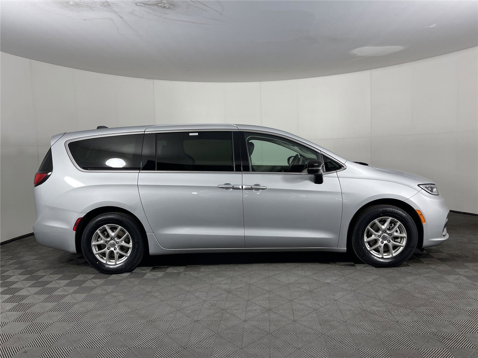 Used 2024 Chrysler Pacifica Touring-L image 4