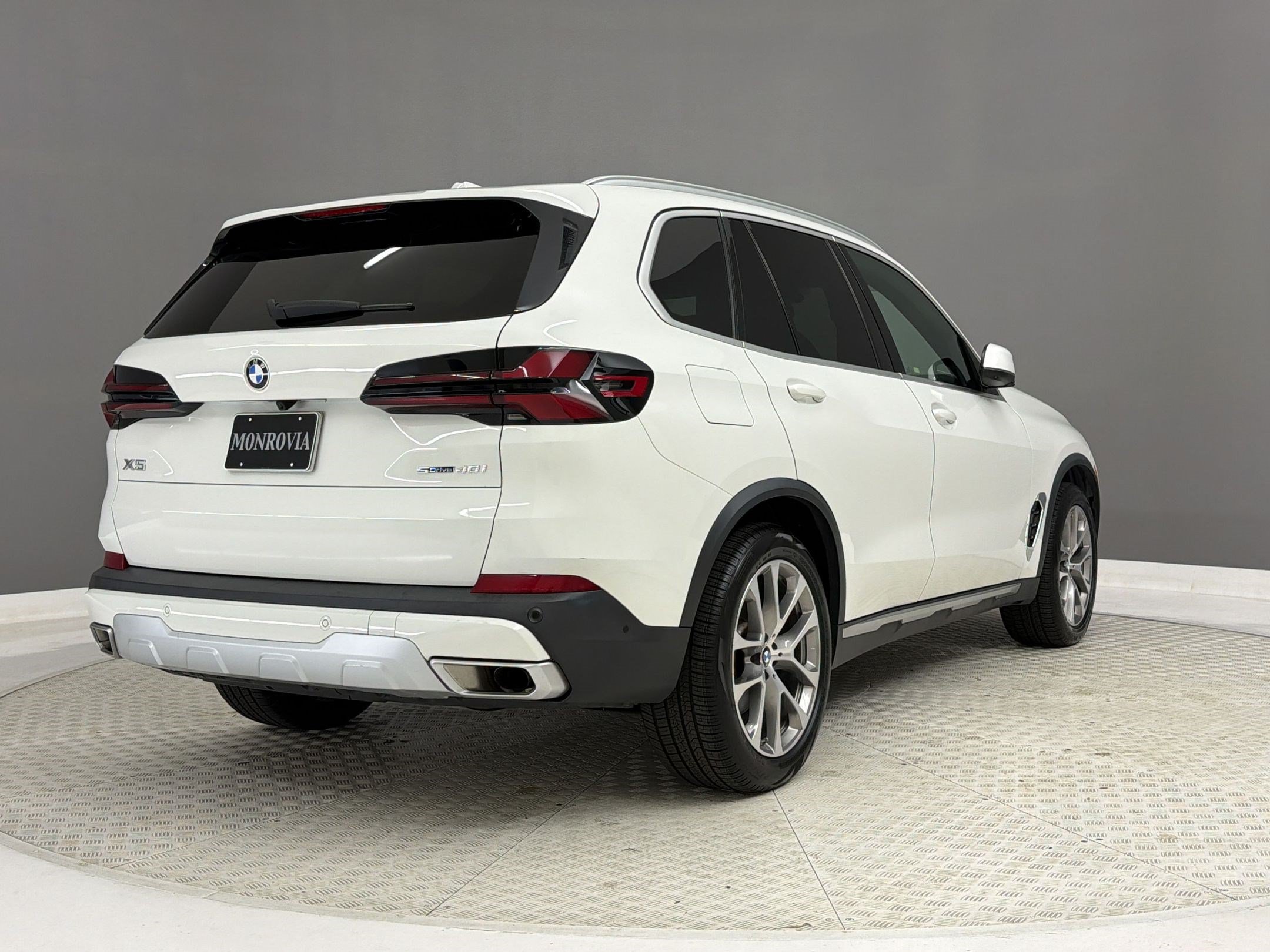 Certified 2024 BMW X5 sDrive40i w/ Parking Assistance Package RWD image 9