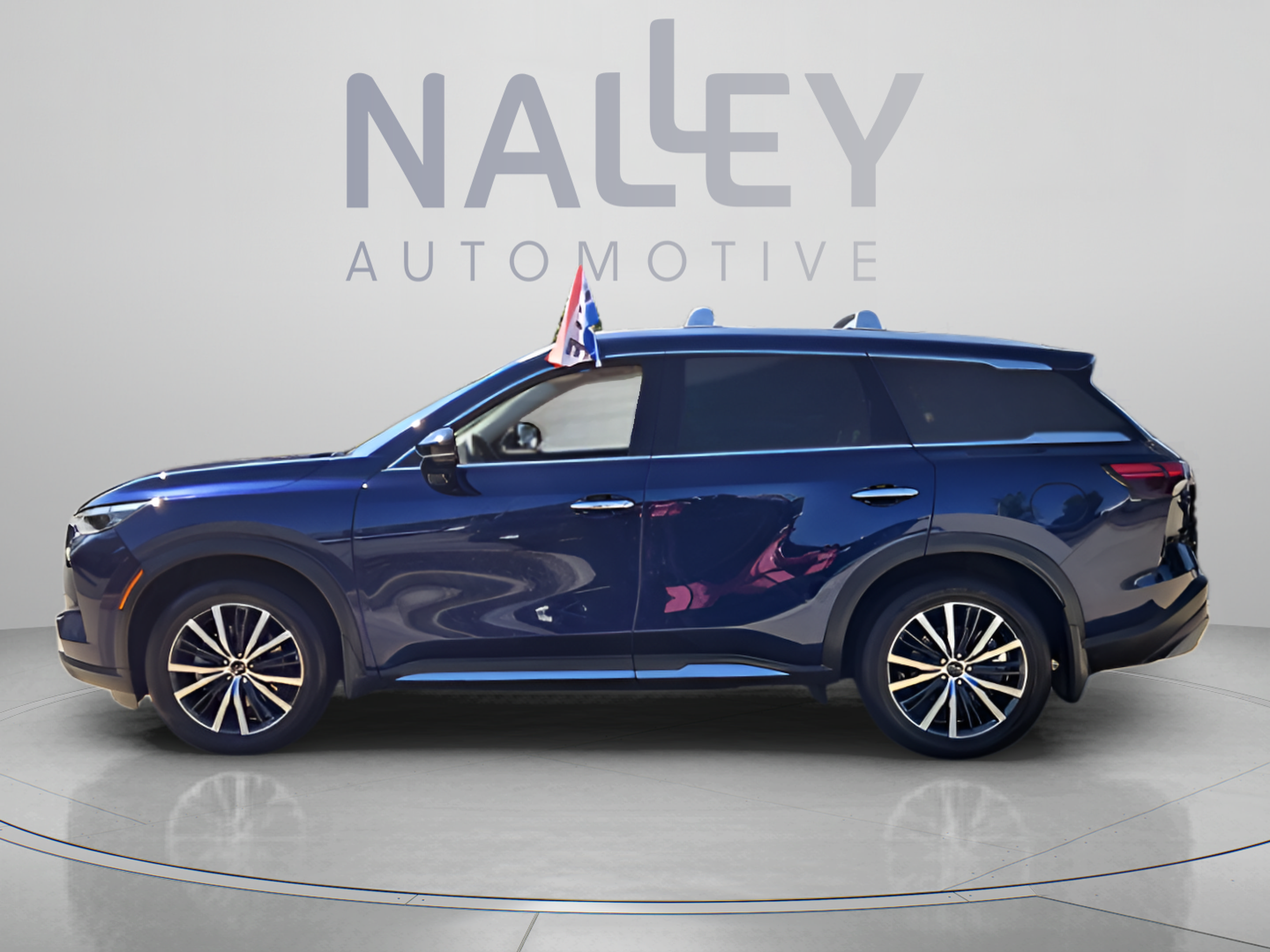 Used 2023 INFINITI QX60 Sensory w/ Vision Package AWD/4WD image 2
