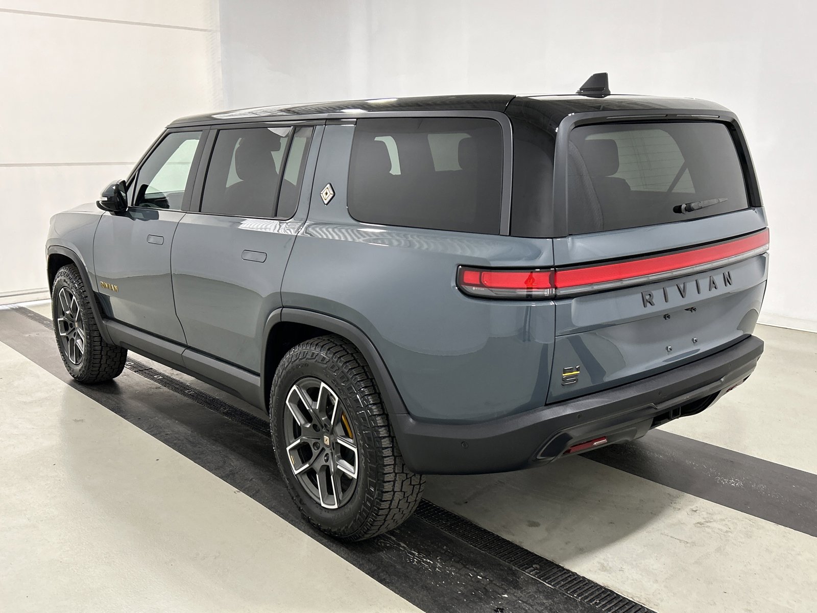 Used 2025 Rivian R1S Premium AWD/4WD image 3