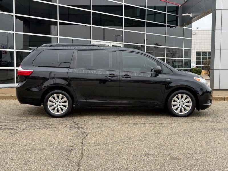 Used 2017 Toyota Sienna LE image 2