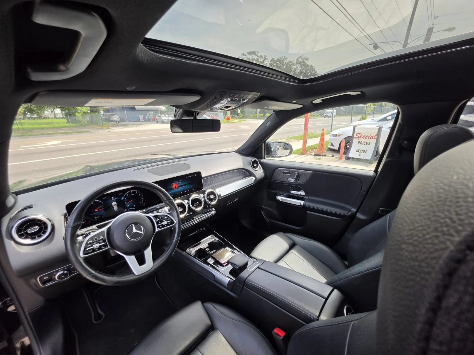 Used 2020 Mercedes-Benz GLB 250 4MATIC w/ Premium Package image 12