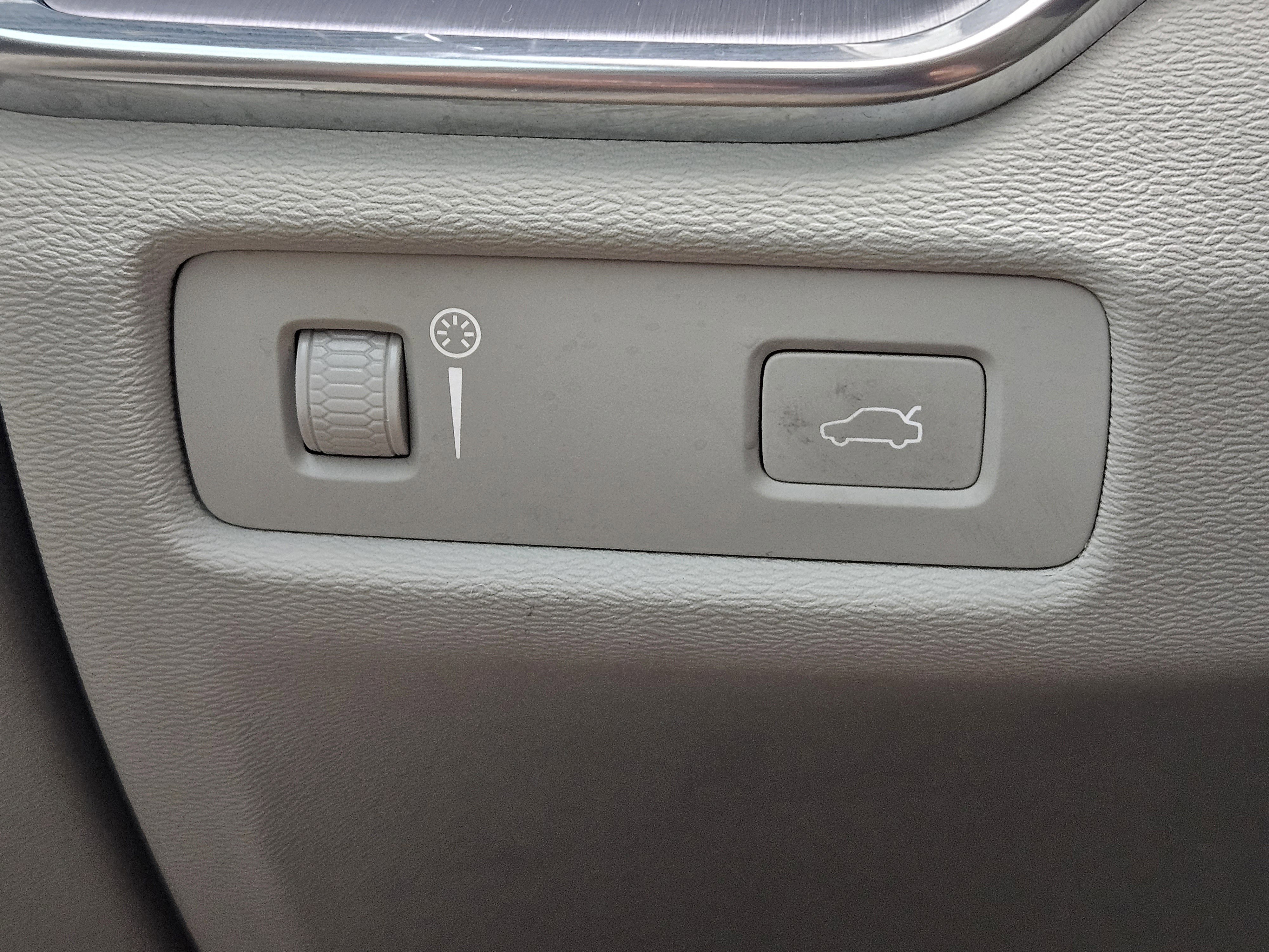 Used 2021 Volvo S60 T5 Momentum w/ Premium Package image 18