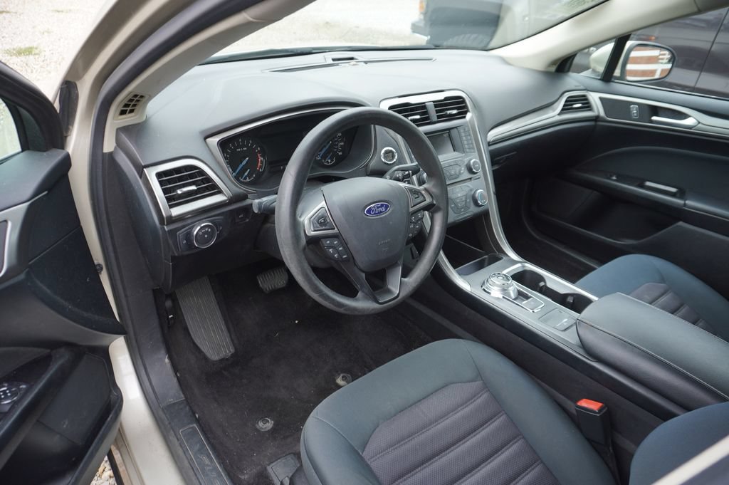 Used 2017 Ford Fusion SE FWD image 3