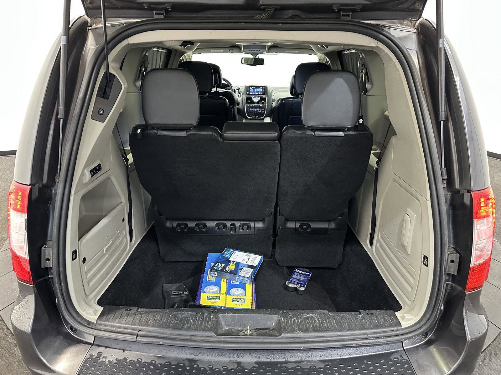 Used 2014 Chrysler Town & Country Touring-L image 25