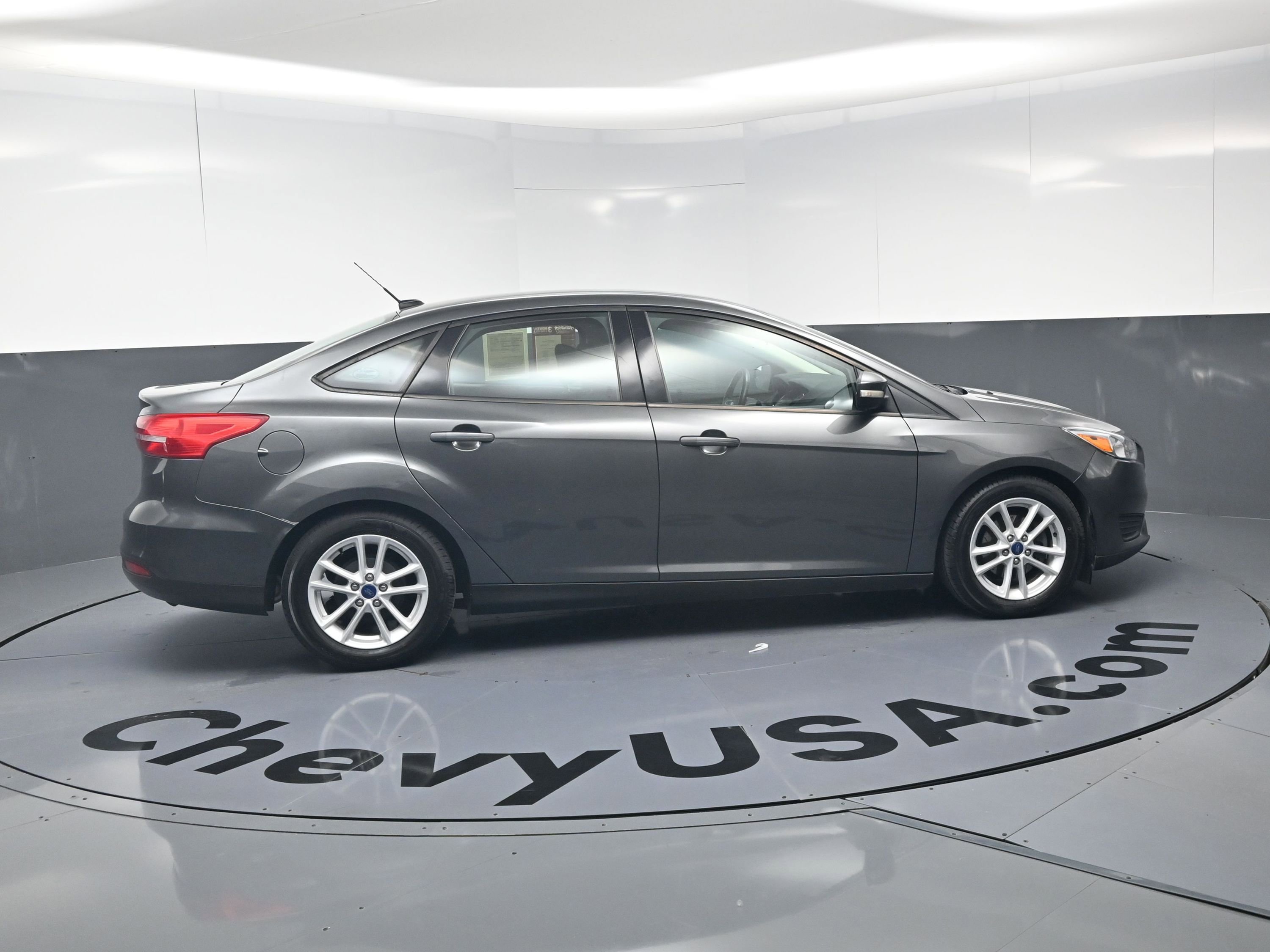 Used 2018 Ford Focus SE w/ Cold Weather Package FWD image 10