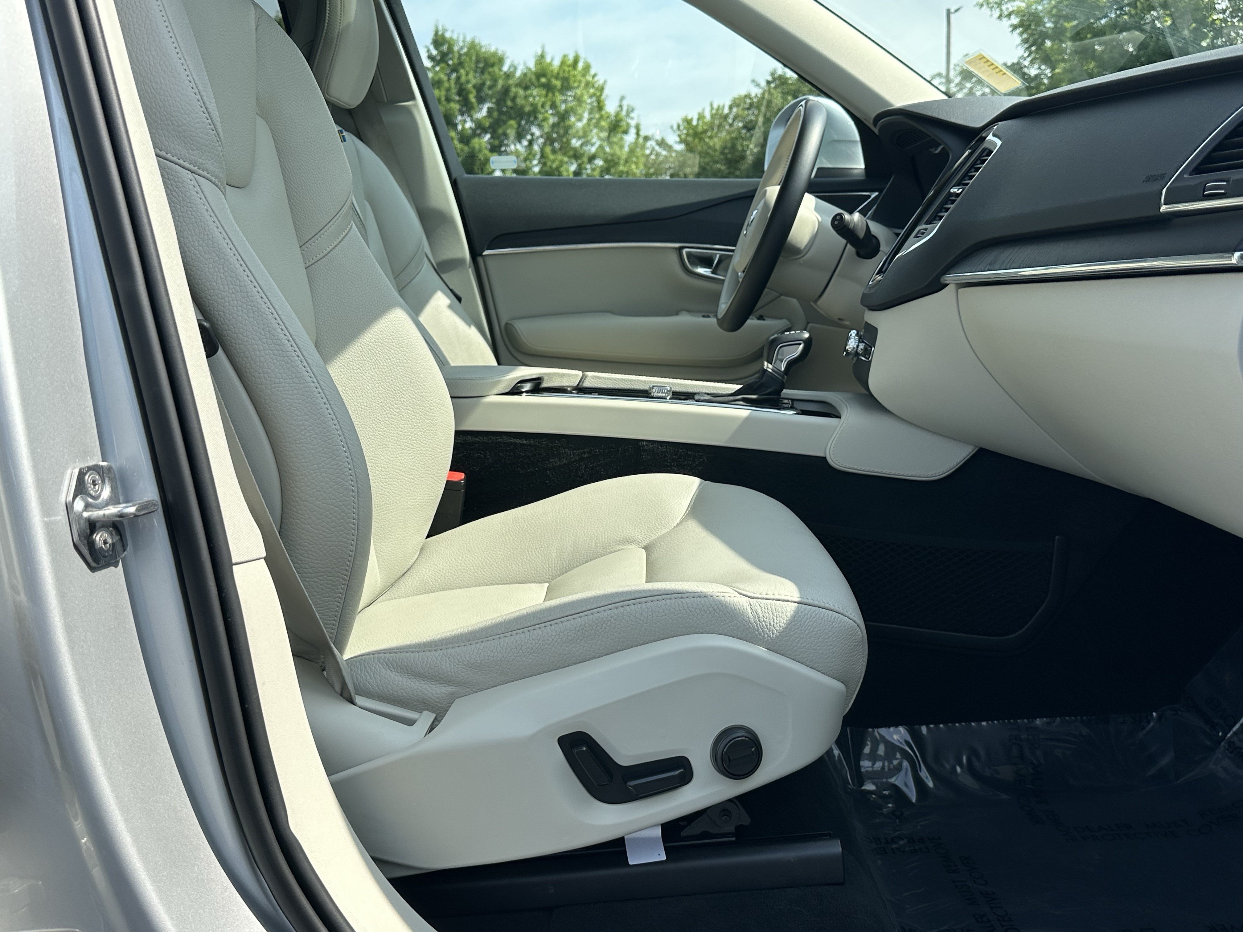 Used 2020 Volvo XC90 T6 Momentum AWD/4WD image 14