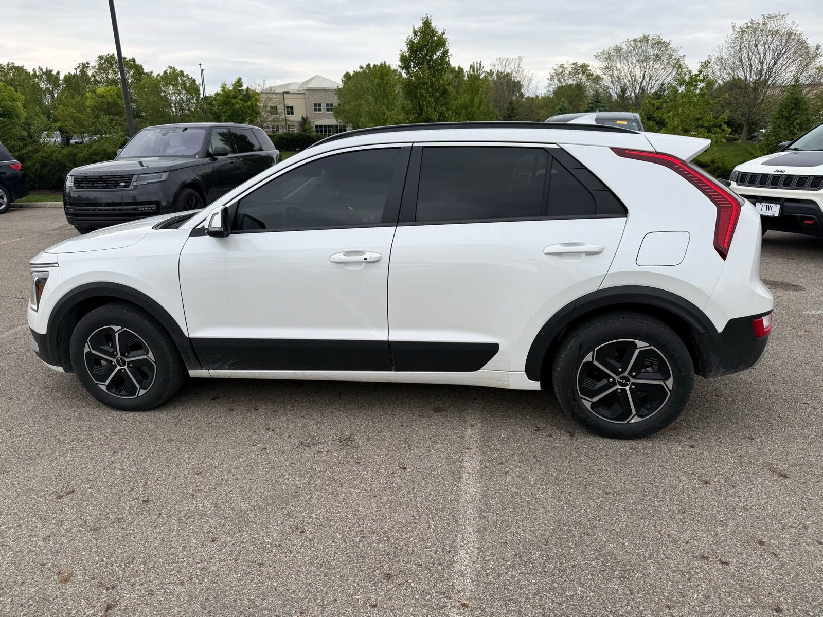 Used 2025 Kia Niro EX FWD image 8