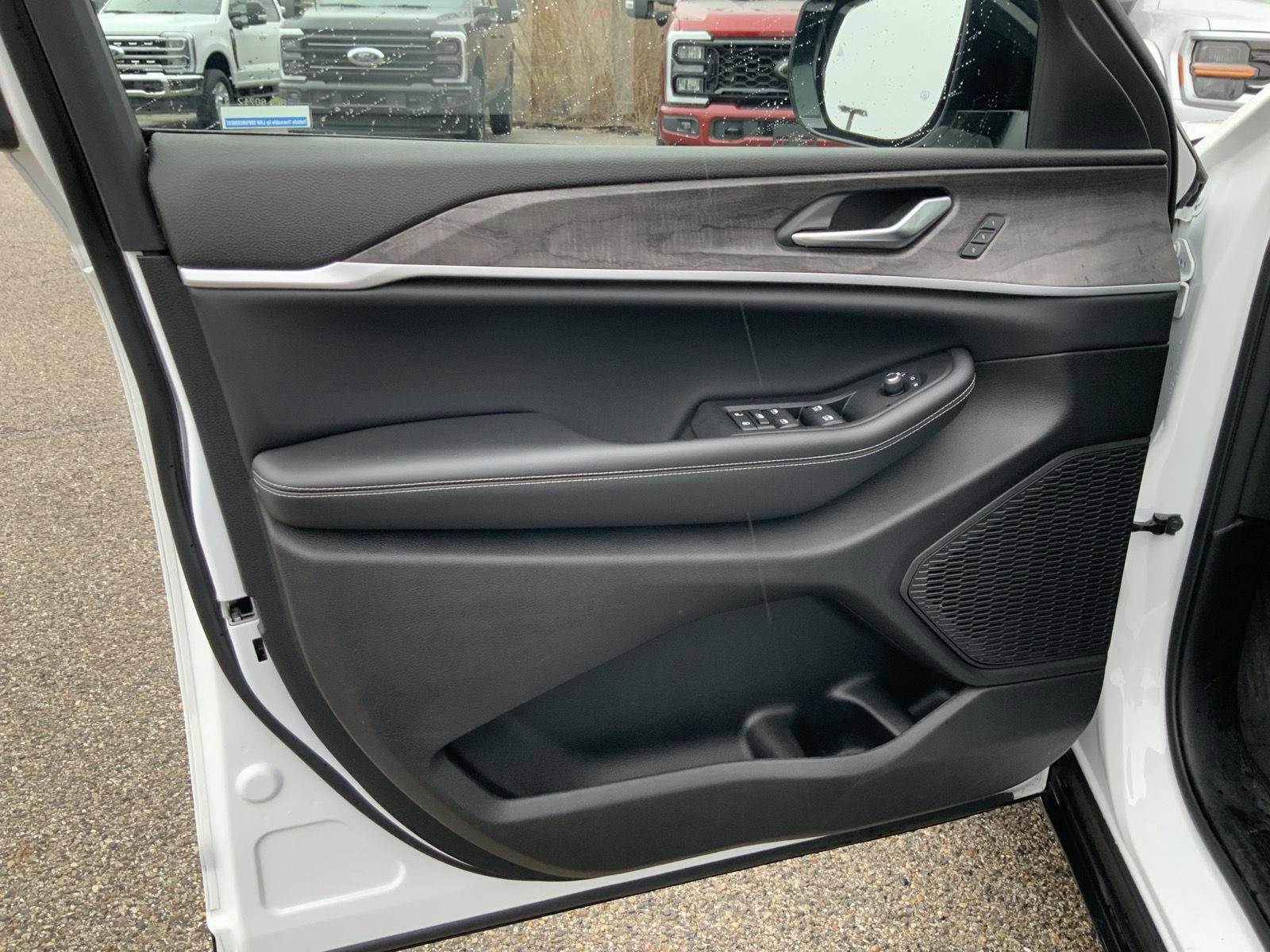 Used 2023 Jeep Grand Cherokee L Limited image 25