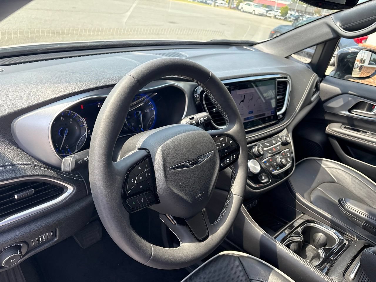 Used 2025 Chrysler Pacifica Limited FWD image 4