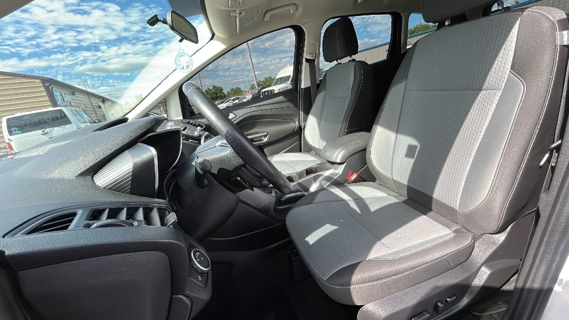 Used 2017 Ford C-MAX SE w/ Interior Protection Package FWD image 2