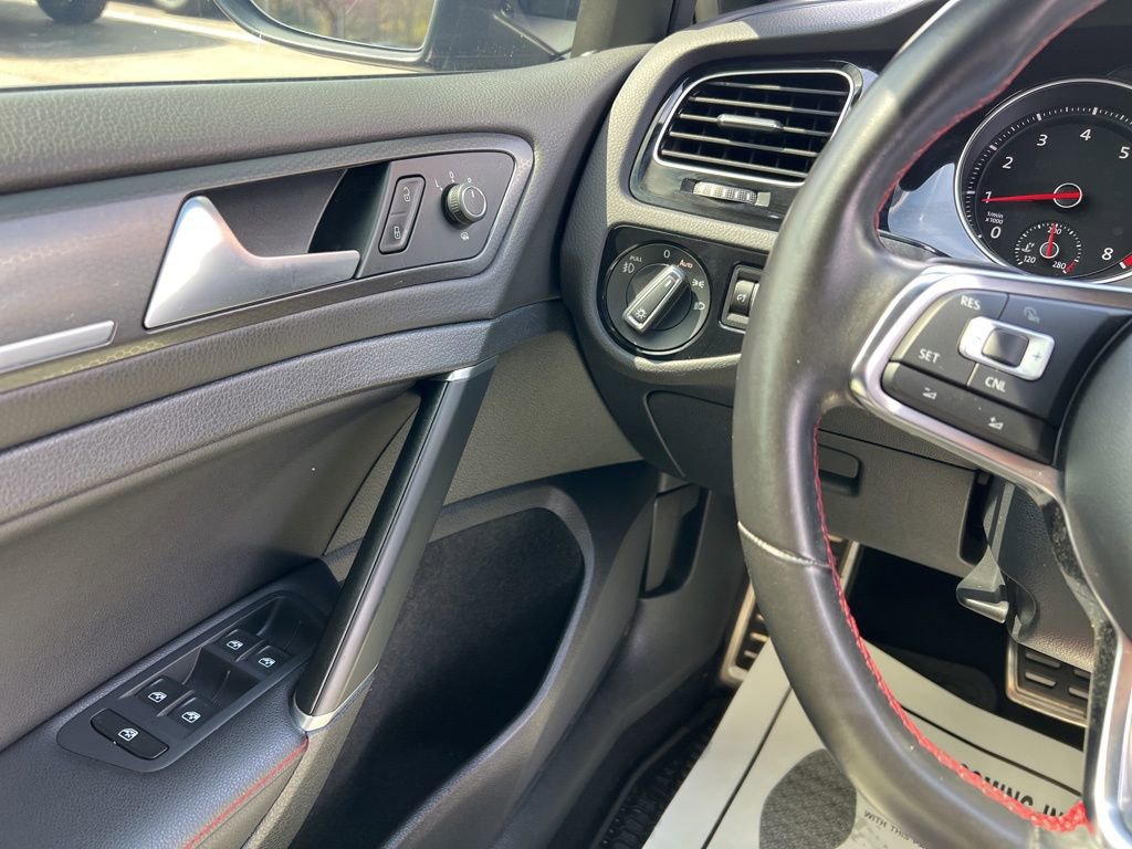 Used 2018 Volkswagen GTI SE image 18