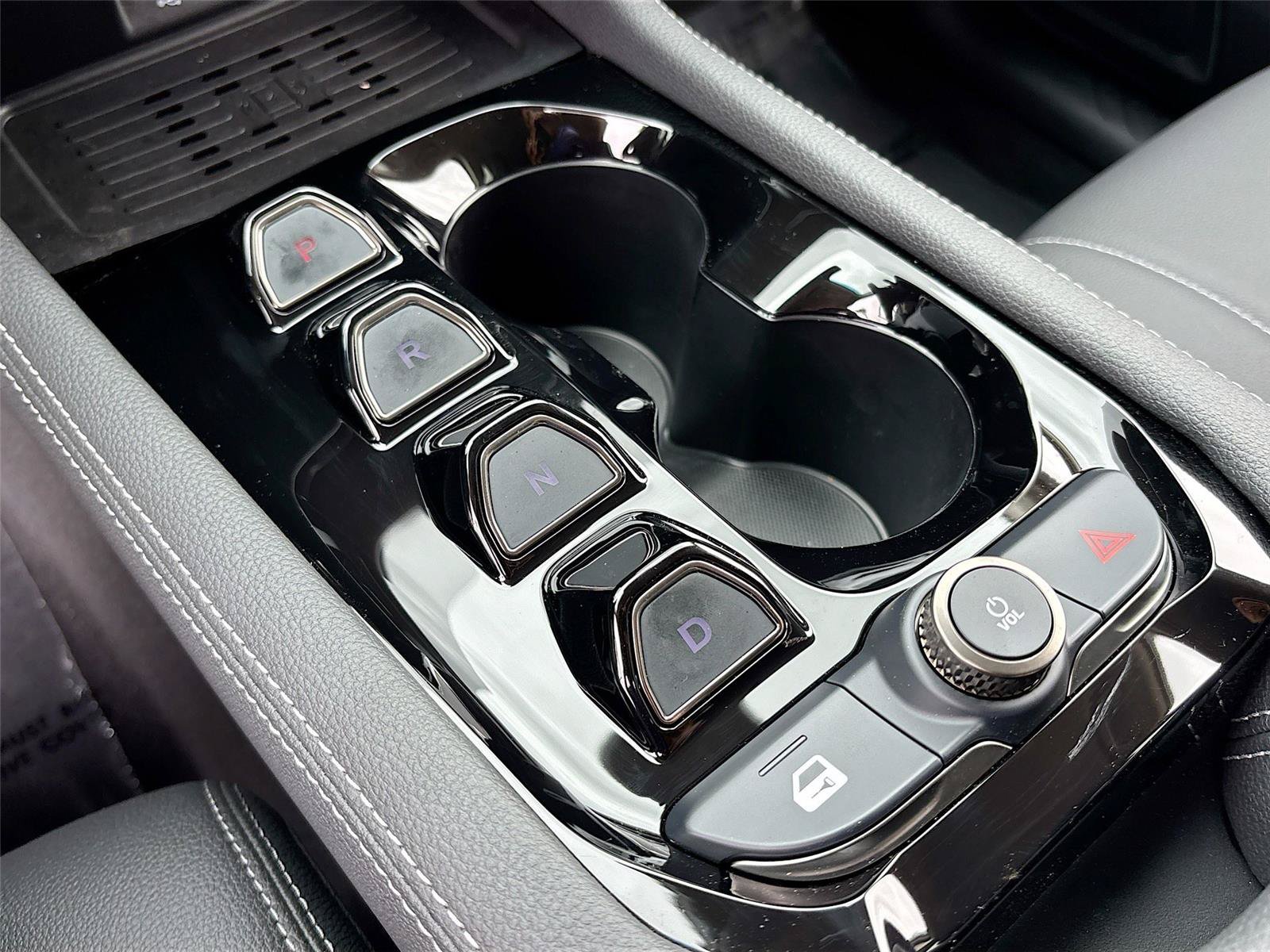 New 2025 VinFast VF 8 Eco AWD/4WD image 16
