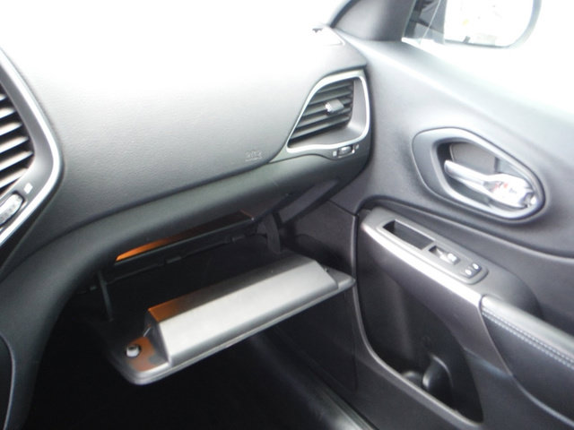 Used 2019 Jeep Cherokee Latitude Plus w/ Cold Weather Group AWD/4WD image 31